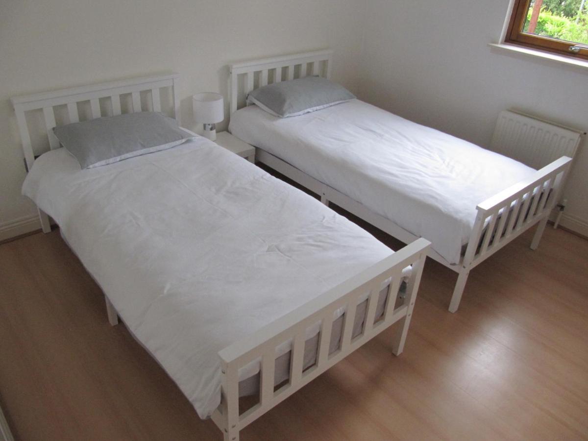 Cozy Off Road 2 Bedroom Cottage Apartment With Free Wi-Fi And Private Parking グラスゴー エクステリア 写真